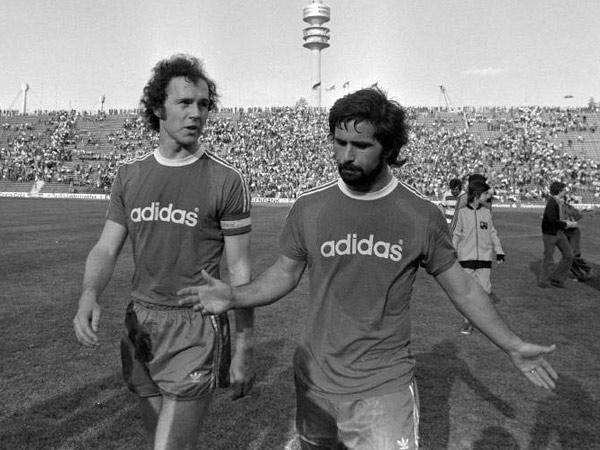 1629030682609034303.jpg deutscher-meister-und-europapokalsieger-der-landesmeister-zudem-zahlreiche-frischgebackene-weltmeister-im-team-der-fc-bayern-war-1974-die-beste-mannschaft-europas-dennoch-lief-es-nach-de.jpg